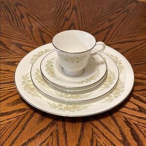 WEDGWOOD “Caroline” (Platinum) Fine Bone China 5-Piece Place Setting